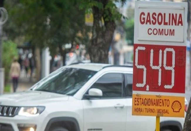 Preço da gasolina cai pela 8ª semana seguida e chega ao menor valor desde de maio de 2021