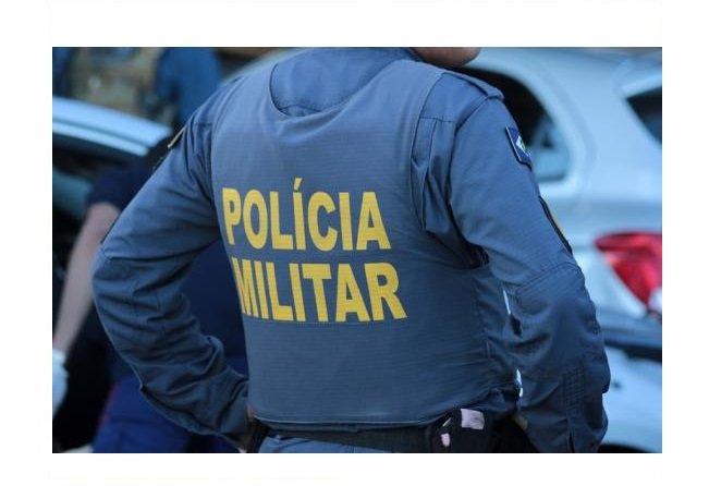 Caminhoneiro bêbado agarra dona de bar, ameaça clientes com facão e tenta subornar PMs