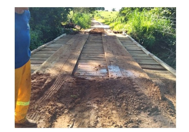 Ponte de madeira cai com peso de caminhão no norte de Mato Grosso