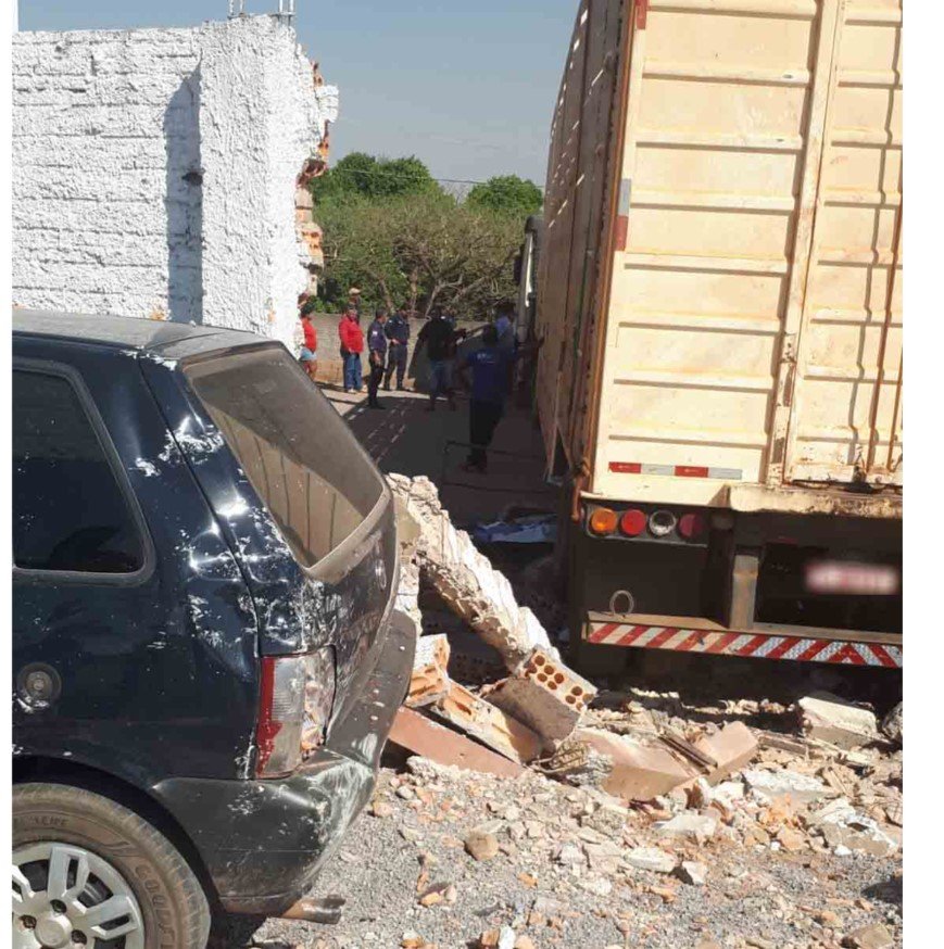 Colíder: Carreta desgovernada bate em muro e causa grandes estragos (fotos)