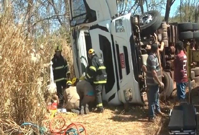 Caminhão tomba e motorista tem o braço esmagado em MT