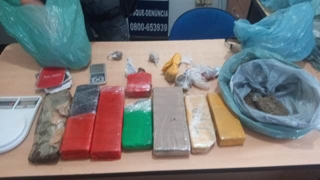 PM de Colíder prende homem com varias passagens, com 8 tabletes de Maconha e pasta base de Cocaína. (Vídeo)