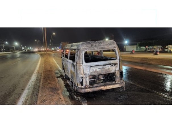 Kombi pega fogo na BR-163 em MT