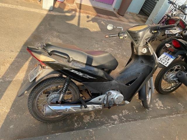 Policia Militar de Colíder recupera moto furtada por fugitivo da lei.