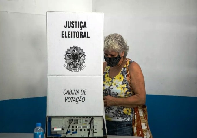TSE decide proibir que eleitor leve celular para a cabine de votação
