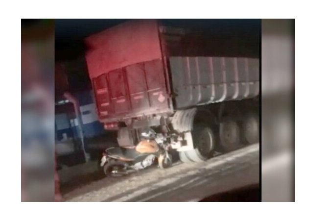 Motociclista morre ao bater em traseira de carreta estacionada