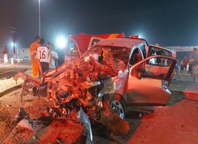 Colisão frontal entre carreta e camionete deixa 6 feridos na BR-163 em Guarantã do Norte.