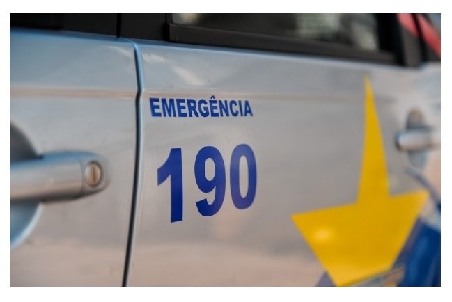 Mulher bate em amante do namorado ao encontrá-la nua na cozinha