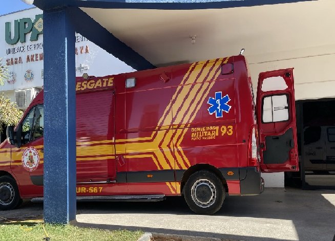 Mulher flagra ex-marido com adolescente e corta cabelos e punhos da jovem com faca
