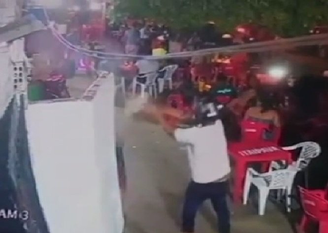 Câmera flagra homem sendo executado a tiros ao sair de banheiro em bar