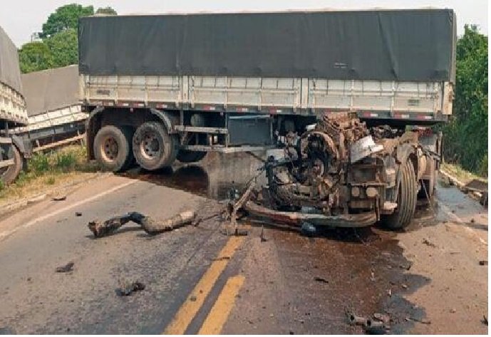Carreta bate em caminhões-guincho na BR-163 entre Sinop e Itaúba