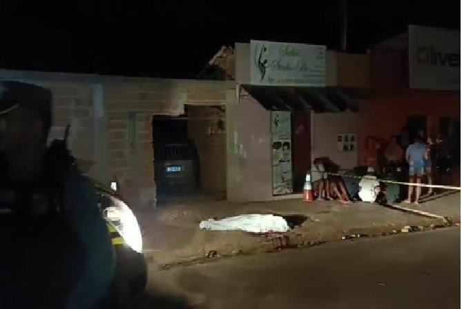 Adolescente de 15 anos é assassinado com pelo menos cinco tiros na rua