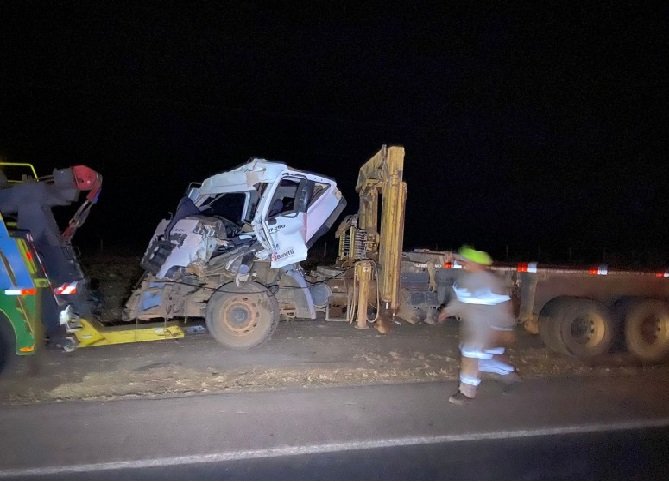 Três veículos de grande porte colidem durante congestionamento na BR-163