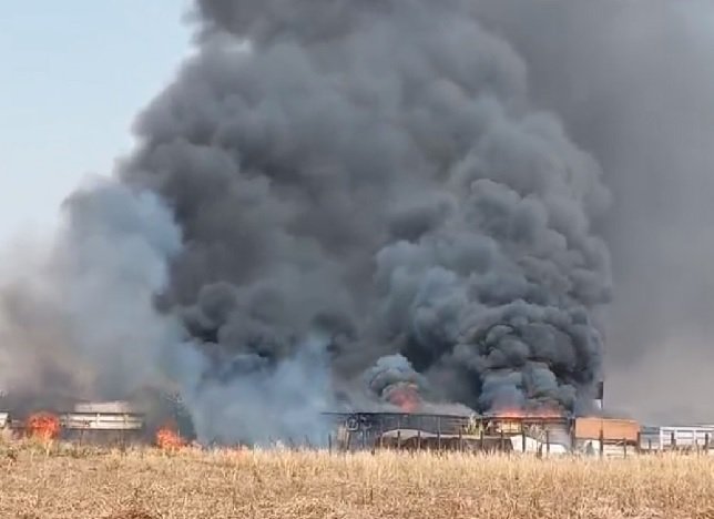 Carretas ficam destruídas após incêndio em MT