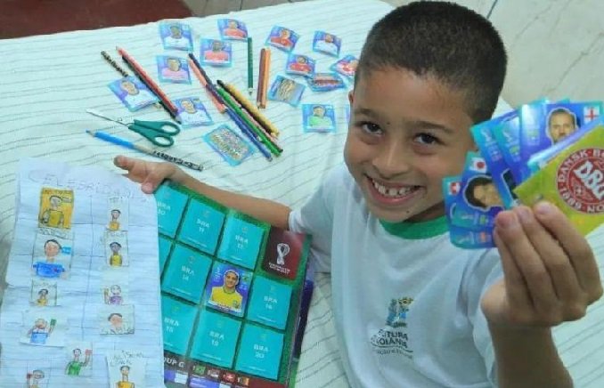 Menino que desenhou álbum da Copa ganha a edição oficial e convite da CBF