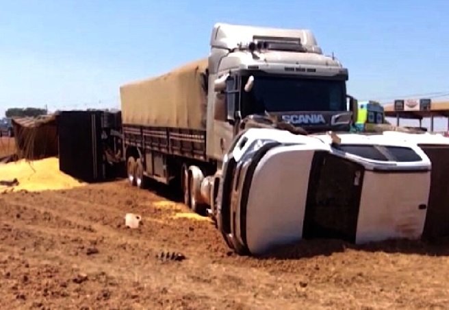 Camionete colide contra carreta em tentativa de ultrapassagem na BR-163 em Sinop