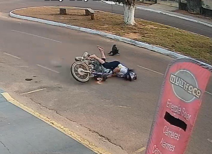 Professora em Nova Canaã tem clavícula fraturada após um acidente provocado por um cão. (Vídeo)