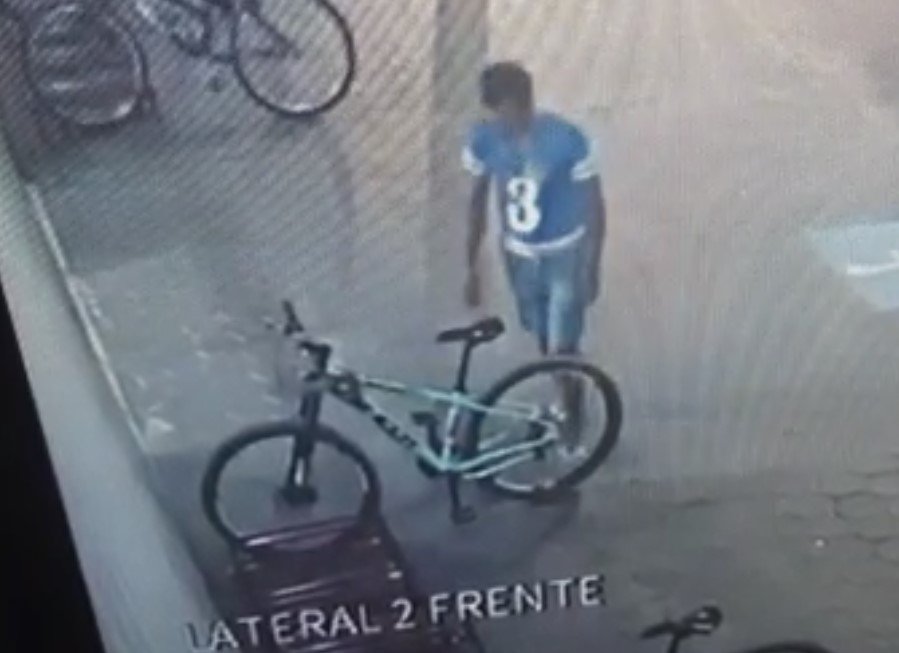 PM de Colíder prende ladrão em flagrante com a mesma roupa da hora do furto da bike. (Vídeo)