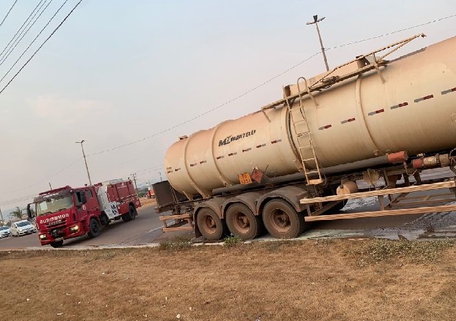 Bombeiros extingue fogo em carreta carregada de combustível em Guarantã do Norte