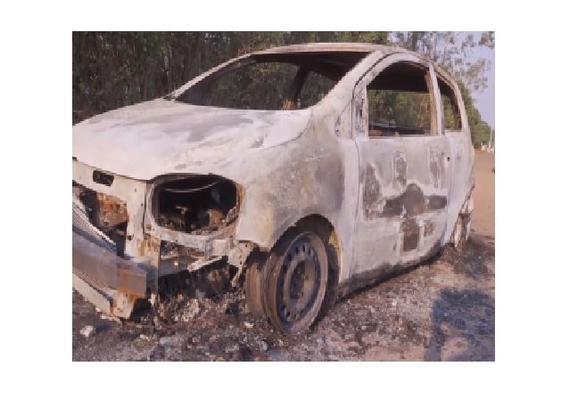 Carro fica destruído após pegar fogo no bairro Santa Maria, em Alta Floresta