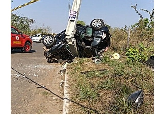 Jovem bate carro contra poste e morre em MT