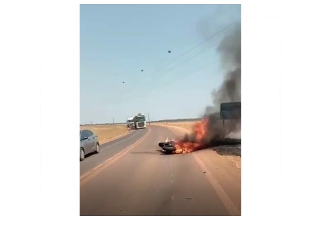 Moto pega fogo depois de acidente em MT