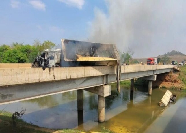 Carreta tomba e pega fogo após batida em rodovia federal