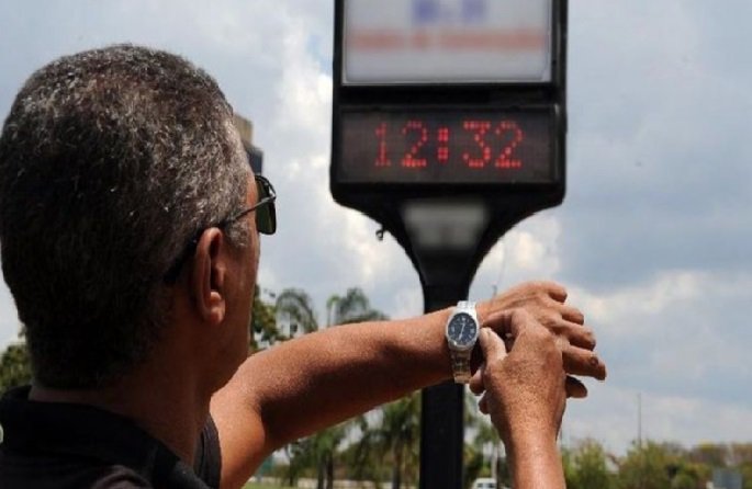 Governo federal avalia retorno do horário de verão