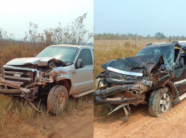 Choque frontal entre duas caminhonetes deixa mulher gravemente machucada