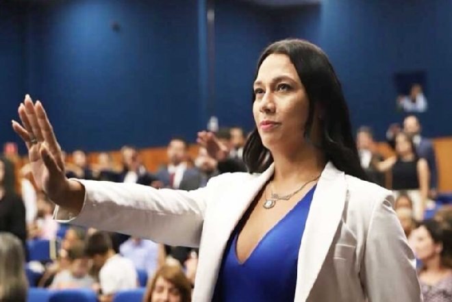 Aos 27 anos, primeira travesti advogada recebe carteira da OAB-MT