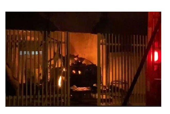 Corolla pega fogo em garagem e incêndio destrói casa em MT