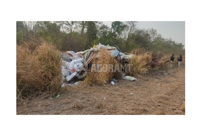 Idoso morre depois de caminhão carregado com ração tombar