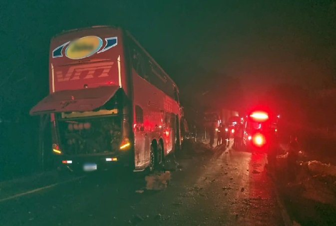 Acidente entre carreta e ônibus de viagem deixa várias pessoas feridas em MT