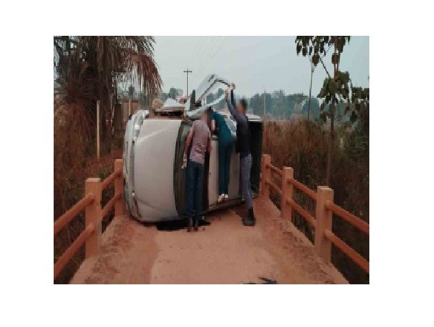 Após capotar em ponte, motorista é encontrado dormindo no carro