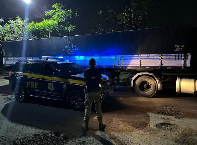 PRF apreende madeira sendo transportada ilegalmente