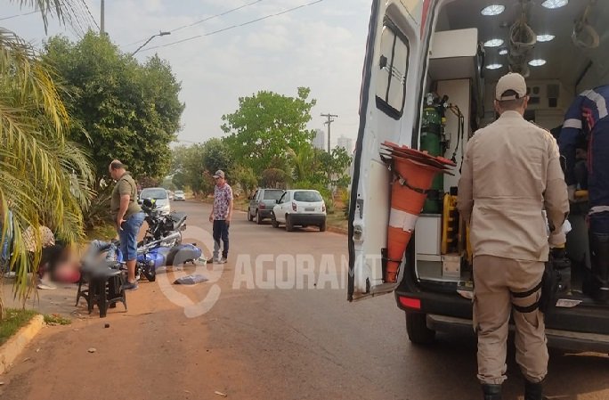 Dois motociclistas ficam gravemente feridos após colisão frontal