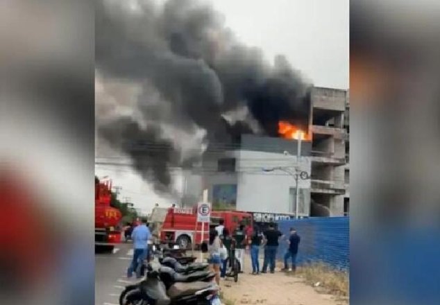 Prédio comercial de três andares pega fogo em Sinop (MT)