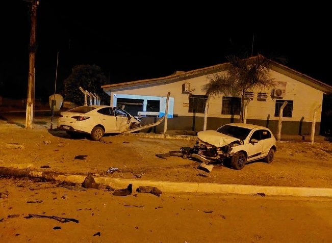 Violento choque entre veículo deixa duas pessoas feridas