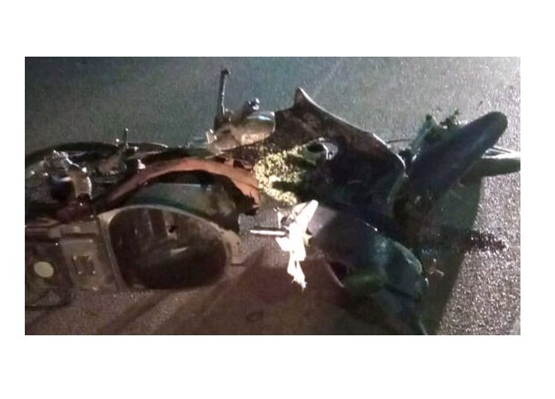 Motociclista morre ao ser atingido em rotatória