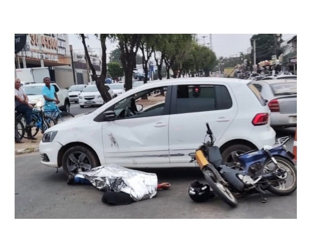 Entregador de supermercado bate moto contra carro e morre
