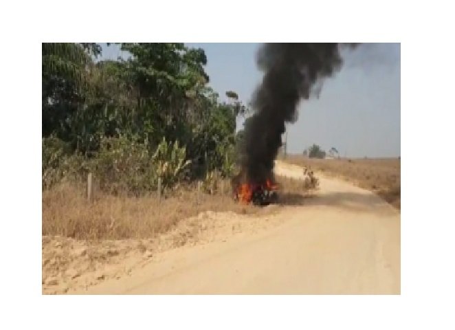 Carro pega fogo após condutor perder controle e colidir contra cerca em vicinal