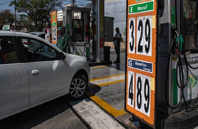 Após 12 semanas consecutivas de queda, preço da gasolina fica abaixo de R$ 5