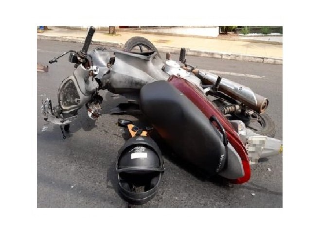 Motociclista morre ao colidir na traseira de carro