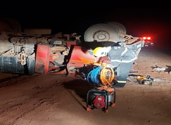 Caminhoneiro morre preso às ferragens após capotar em Mato Grosso