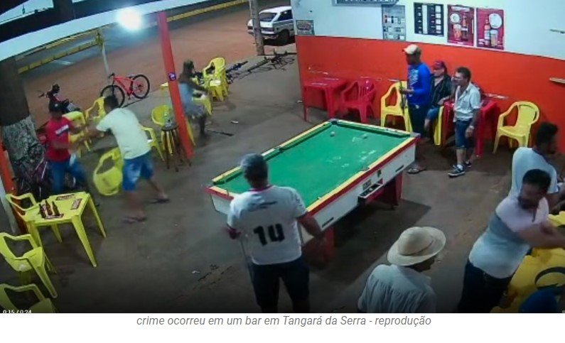 Câmera flagra homem sendo esfaqueado em bar em MT
