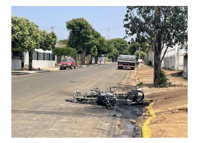 Homem esfaqueia vizinho e queima moto por ciúmes da esposa em MT
