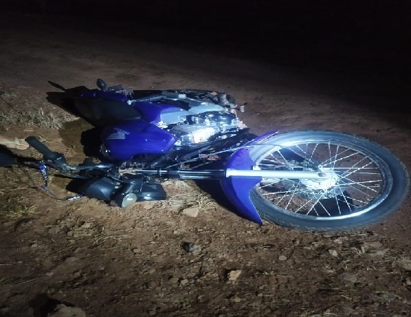 Mulher é encontrada morta ao lado de moto em estrada rural
