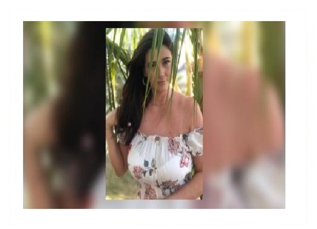 De moto, mulher desvia de ciclista, perde controle, bate em árvore e morre