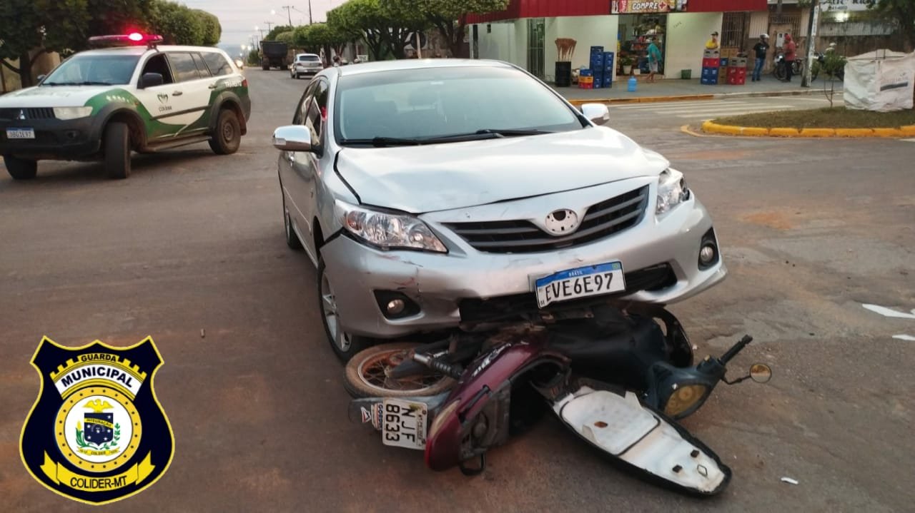 Moto em Colíder acaba parando debaixo de Corolla após acidente no centro da cidade. (Vídeo)
