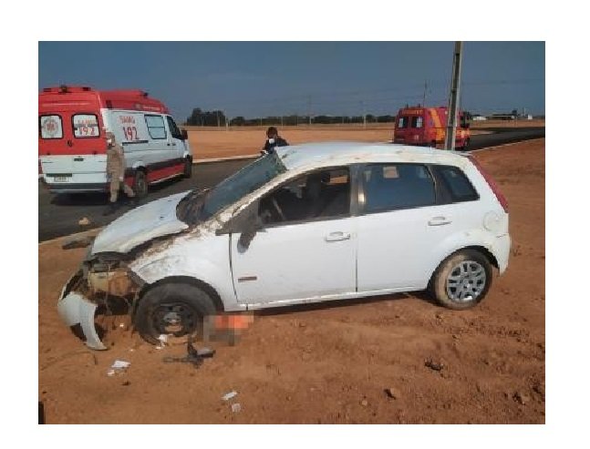 Homem capota Fiesta na pista e morre preso às ferragens